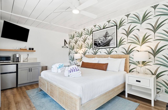 Folliday Inn: The Torpedo: Room 22