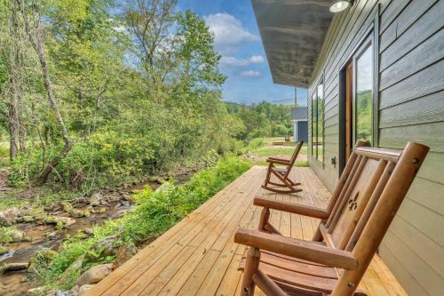 Follies Cottage, Pickleball Court, Creek, WIFI, Mountain Views, Starting at 79"