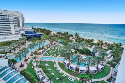 Fontainebleau Hotel Ocean View Fits 6! 1 BED/2 BA