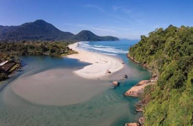 Foot in the sand, high standard house with 7 bedrooms, swimming pool, sauna, 500 megs wi-fi