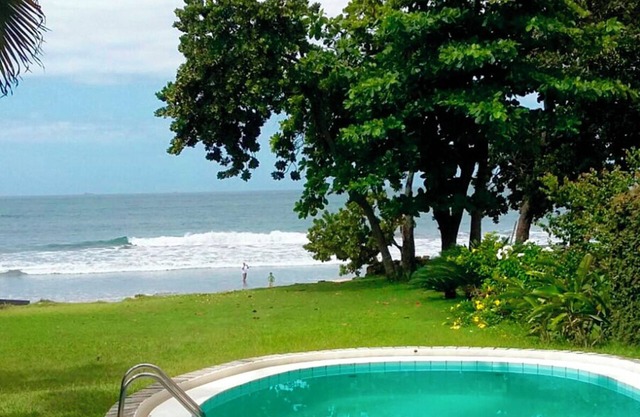 FOOT ON THE BEACH in Guaecá - 4 suites gated community - 24 h security - wi fi on the beach