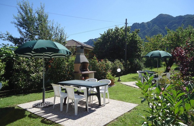 for 3-4 people, only 200m to the lake/beach, with garden, grill