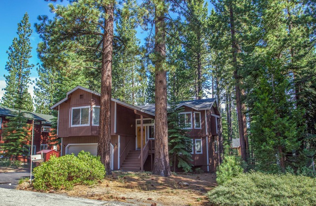 Forest Cabin, Hot Tub, Movie Room, Huge Elevated Back Deck, Hiking Out Door!