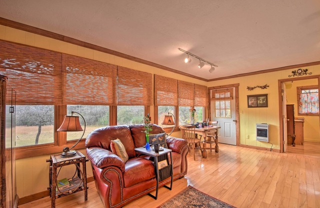 Forest Fantasy: Pet-Friendly Smoky Mtn Escape!