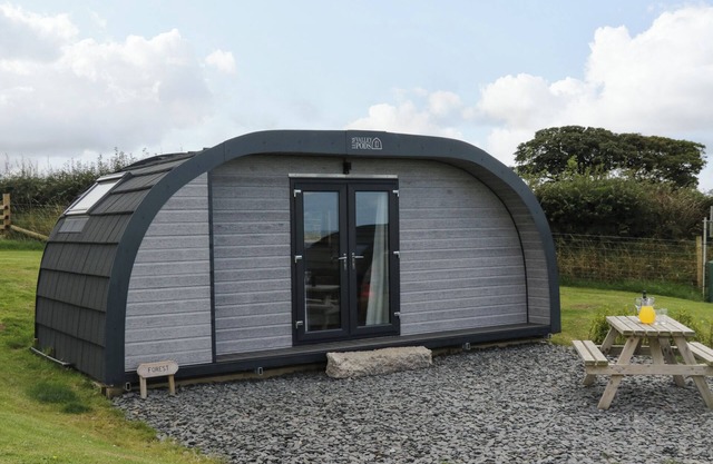 FOREST, romantic, with a garden in Dalton-In-Furness