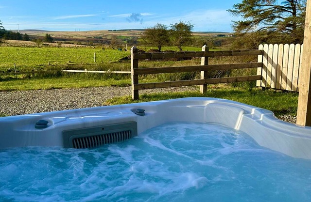 Forest View Cottage - Private Hot Tub