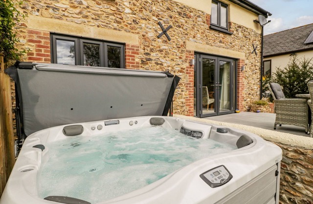 FOREVER HOME, family friendly, with hot tub in Payhembury