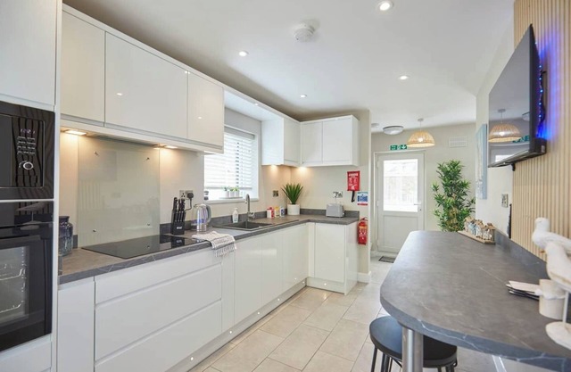 "Fountains Rest" – Spacious 4-Bedroom Home with Free WiFi, Ideal for Work Stays