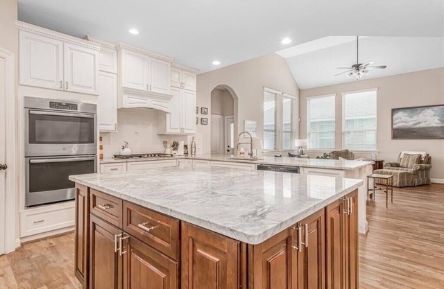 Four bedroom luxury home with luxury beds- sleeps 9