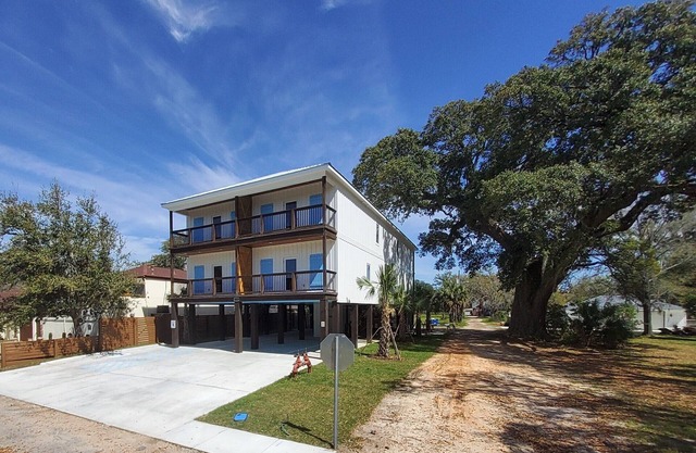 Four Palms Unit C, 500ft to Beach, Walk 2 Casinos!