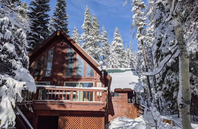 Four seasons Mountain Chalet close to ski resorts