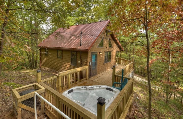 Fox Den Cabin with Invigorating Hot Tub!