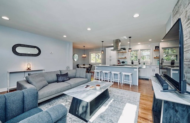 Fox Valley Farmhouse Overlooking The Fox River!