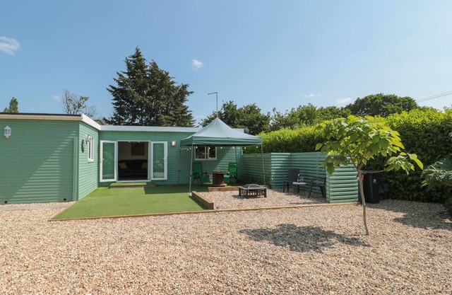 FOXES DEN, romantic, country holiday cottage in Bournemouth