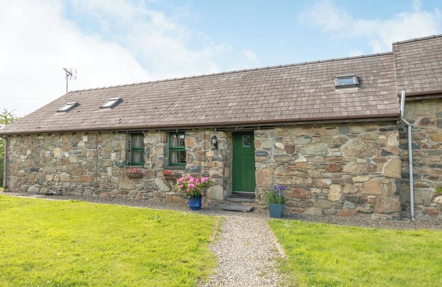 FOXGLOVE, family friendly, with a garden in Newport, Pembrokeshire