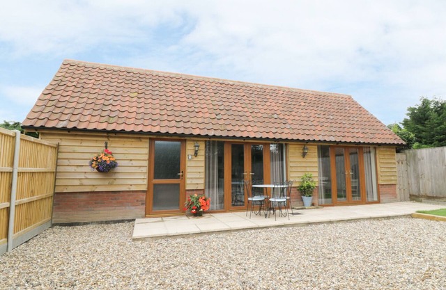 FOXLEY WOOD COTTAGE, pet friendly, with a garden in Spixworth