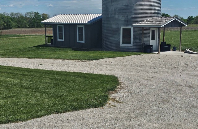 Foxy's Den cozy grain bin cabin with WiFi & AC in serene Kidder. Quiet & serene.