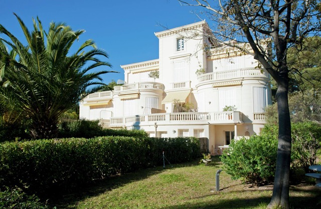 Villa on Côte d'Azur with Beachfront Views