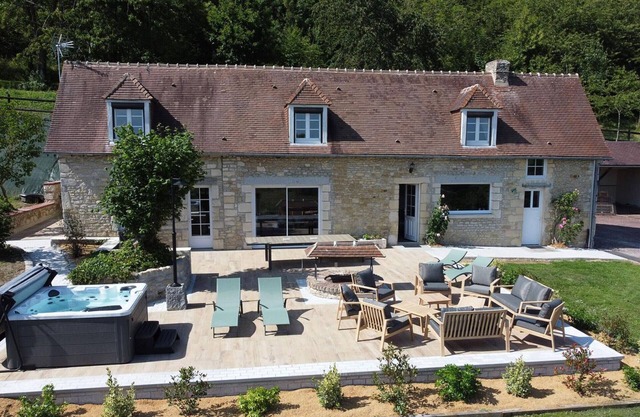 Cottage with spa, private tennis court, and EV charging