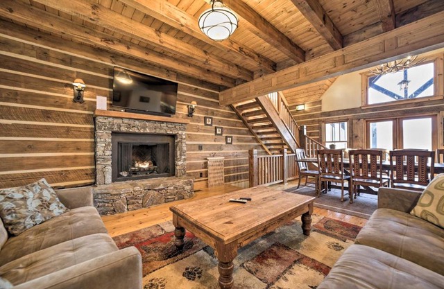 Franklin Cabin with Hot Tub and Pool Table!