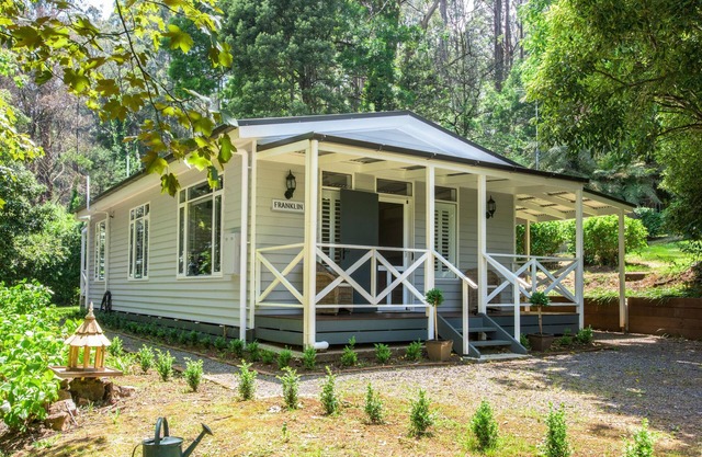 Franklin Cottage - This country cottage offers fresh, Hamptons style decorations in luxuriously appointed cottage.