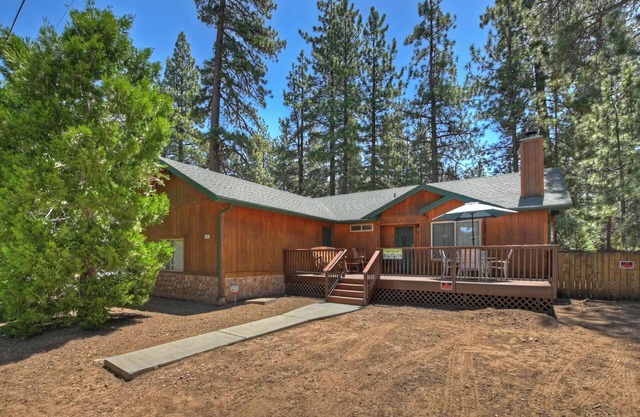 Freddy's Lake House: Walking Distance to Lake and Meadow Park! Fenced Yard! Spa!