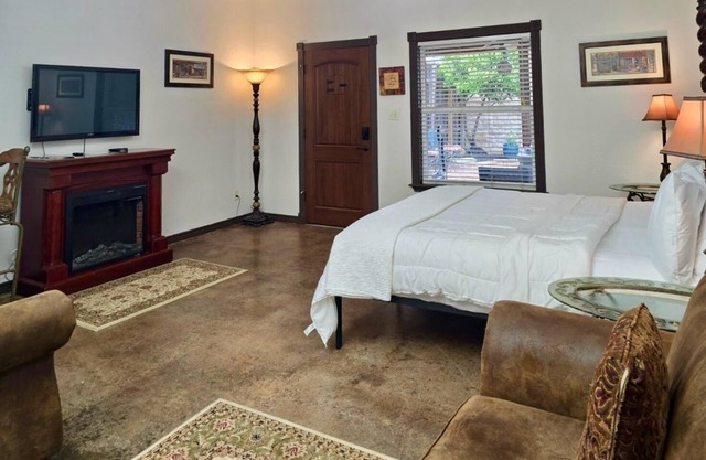 Fredericksburg Escape | Wineries & Hot Tub
