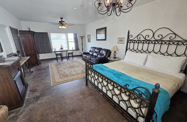 Fredericksburg Retreat | Hot Tub & Backyard Escape
