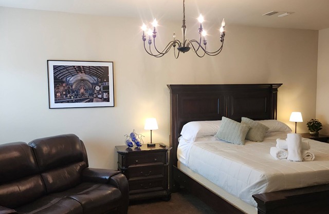 Fredericksburg Stay w/Patio, Fire Pit & Hot tub