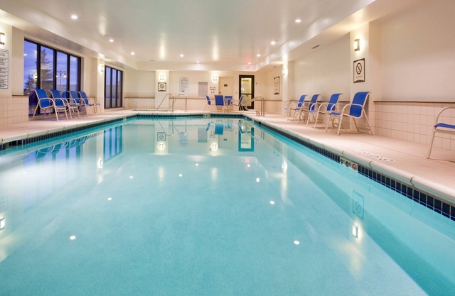 Free Breakfast. Pool. Gym. Close to Aurora Medical Center!