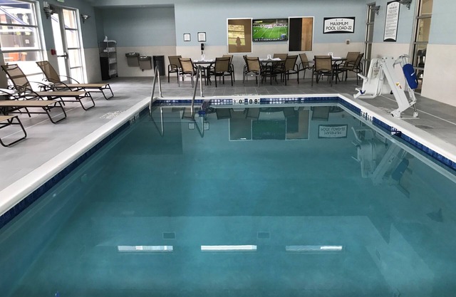 Free Breakfast. Pool with a Slide. Near Olbrich Botanical Gardens!
