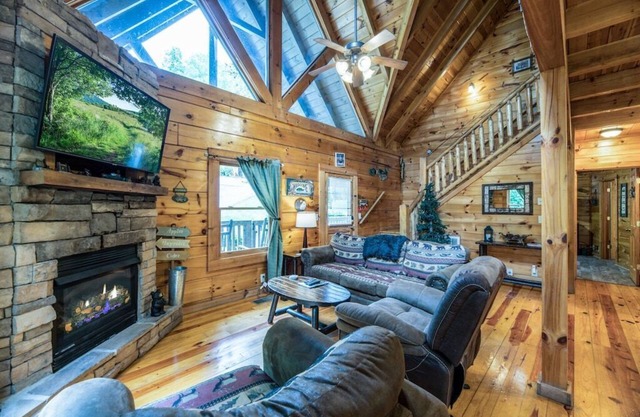 Free Dollywood tickets+ more! Family Friendly cabin 1/2 mile from the Parkway !