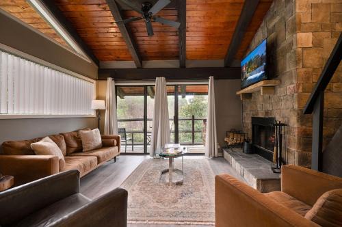 FREE Dollywood ticket & more, second level condo w king bed loft