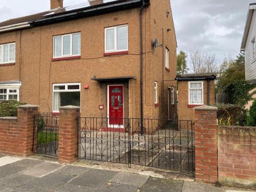 Free Driveway Parking, Fast WIFI, Ideal for long term contractor, etc stays - Dwellcome Home Ltd 3 Bedroom Boldon House - see our site for assurance