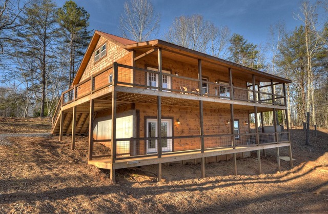 *FREE Whitewater Rafting & Ziplining* Dream Hideaway Located in Hideaway Falls next to Squirrels Hideaway & Many other Cuddle Up Cabins