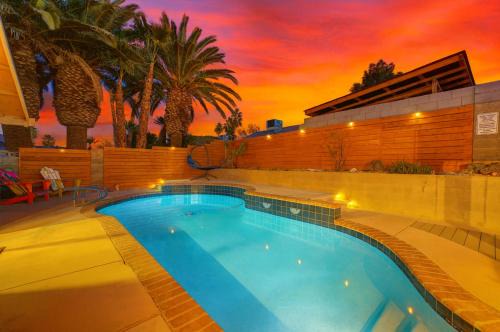 Fresh & Fun! Vegas 4BR w Heated Pool, Dog Friendly