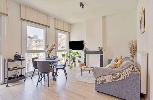 Fresh renovated 1BR apartment @ Trendy south area