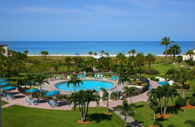 🌴💦 Fresh & updated 2/2 Siesta Key Condo~Fast WiFi, Pool, Private beach access!