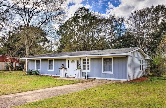 Fresh, Updated Home in Mobile w/ Patio & Yard