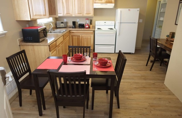Freshly Remodeled 2 Bedroom, Full Kitchen, living Room Suite, in Cascade unit #3