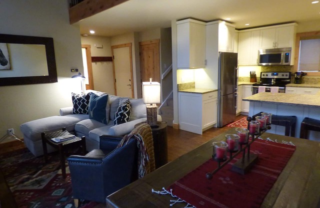 Freshly renovated condo in Elkhorn Village, just minutes from everything!
