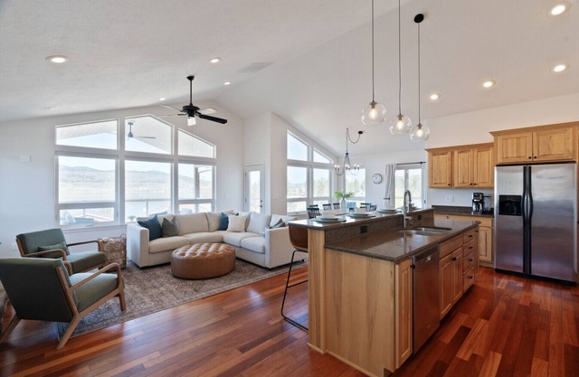Friday Bay Retreat With Beautiful Lake Views