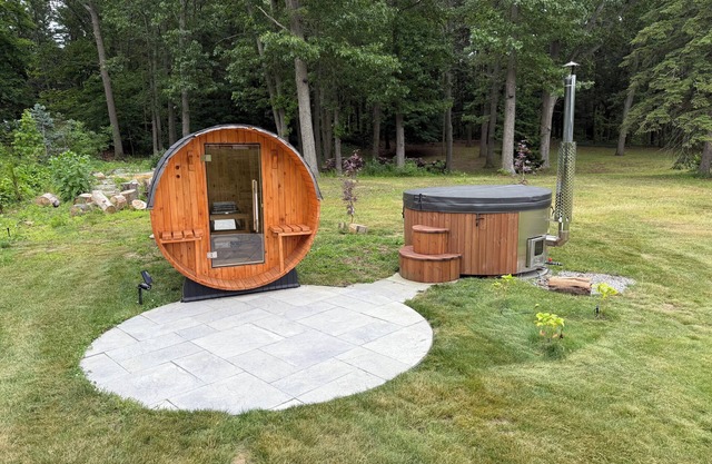 Friday Fowls Cottage - Sauna - Hot Tub - Fire Pit - Golf - Lake - Beach - Winery