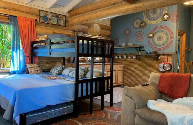 FROG POND Cozy, streamside family cabin for 3 - 4