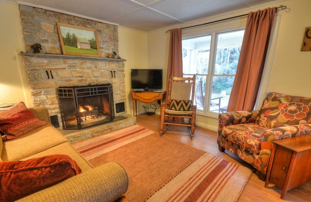 Front porch with bed swing, Pets Welcome, Hot Tub, Fireplace, Creek, Firepit.