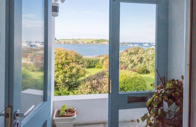 Front row to sea, walking distance to restaurant