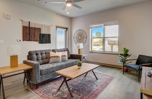 Frontdesk | 1 BR Apt near Vulcan Park