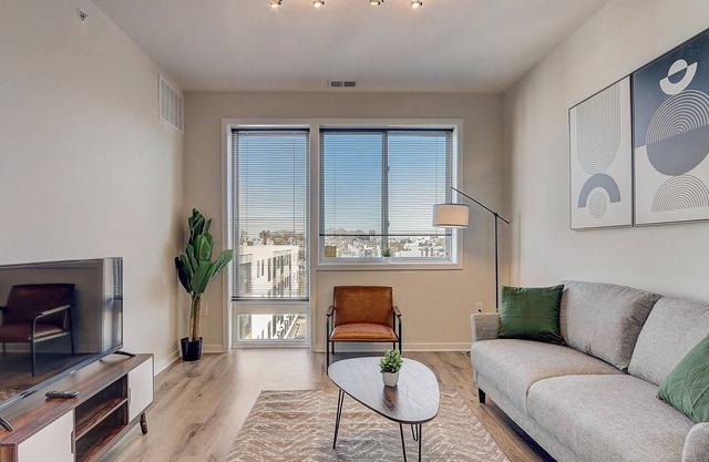 Frontdesk | 1 BR Apt near Strawberry Mansion