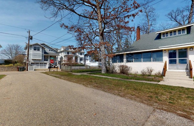 FT Away From Lake MI Beaches Golf Tennis Park Trails & More Dog Friendly New AC