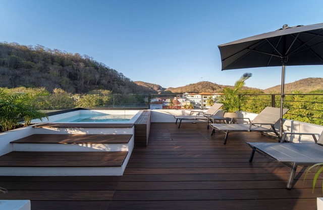 Fully equipped condo with 4 rooftop pools, BBQs & walking distance to everything